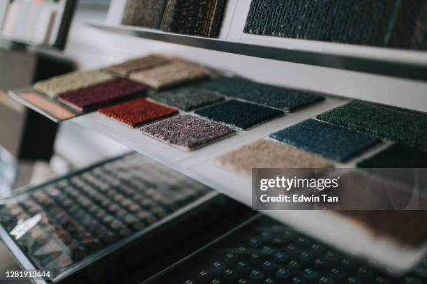 showroom-display mit variation der auswahl auf art der teppichböden - stoffmuster stock-fotos und bilder