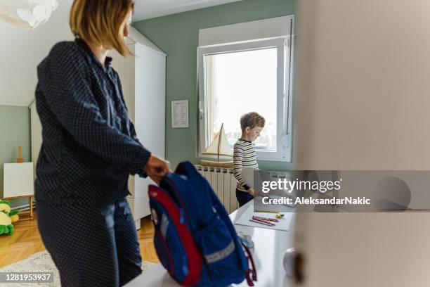 klaar voor school - packing kids backpack stockfoto's en -beelden