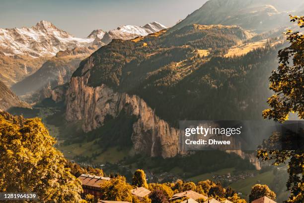 beautiful jungfrau region with famous village lauterbrunnen switzerland - lauterbrunnen photos et images de collection