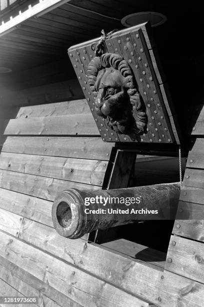 The Wreckage of the ship Vasa in the exhibition hall of the time on Beckholmen, gun port with cannon and carved lion's head on the hatch, 1969.