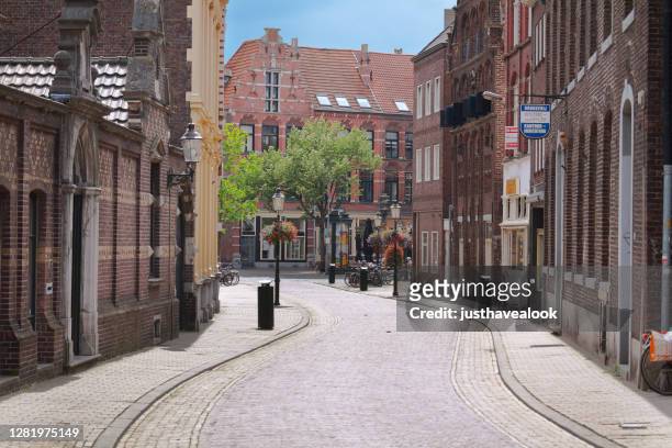 calle con adoquines e edificios históricos de ladrillo en venlo - limburgo países bajos fotografías e imágenes de stock