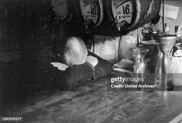 Mann an der Theke - Italy, Rome, Bar, man, sleeping, Italien, Rom, Mann an der Theke, V.504-2, Man sleeping on the counter of a wine bar at Rome,...