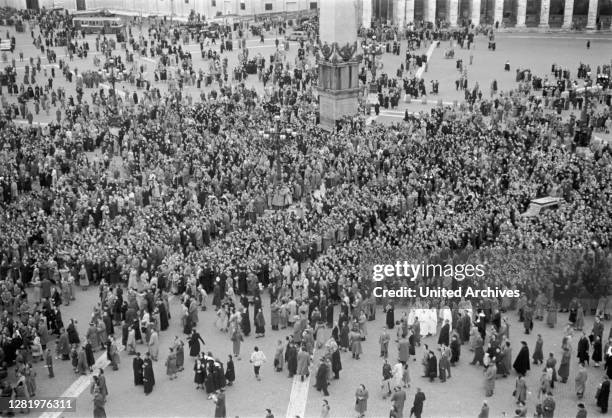 Italy - Italy, Italia, Rome, Roma, Vatican, Vaticano, crowd, folla, St. Peter's Square, Piazza San Pietro People on St. Peter's Square in Rome,...