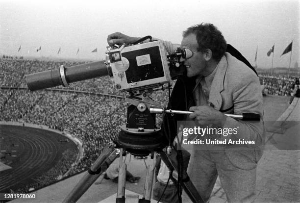 Summer Olympics 1936 - Germany, Third Reich - Olympic Games, Summer Olympics 1936 in Berlin. Cameraman at the Olympic arena. Image date August 1936. .