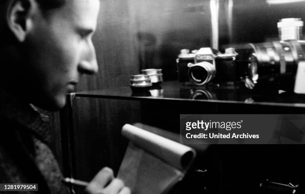 Germany - photo cameras at the Leipzig trade fair in 1948: the new Contax mirror from Zeiss was a major bestseller.