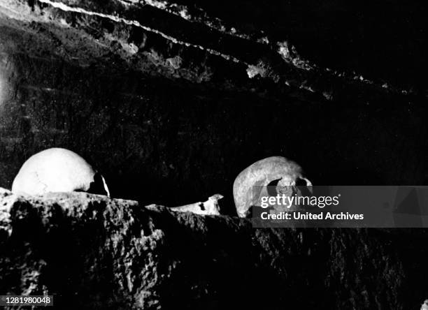 , Italia, Rome, Roma, History, Historical, 1950s, Catacombs, tomb, mortal remains Italy - Rome - Two millennia look at you: It is rare to find bones...