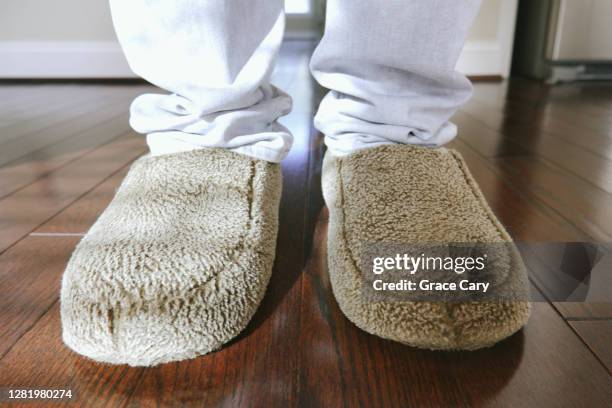 man wears slippers - chinelos imagens e fotografias de stock