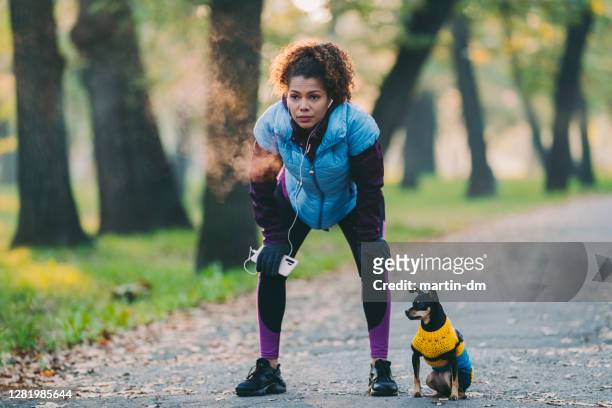 sportswoman taking a breath after jogging - vapor da respiração imagens e fotografias de stock