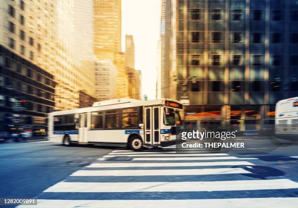 bus de transport en commun à new york - drive car photos et images de collection