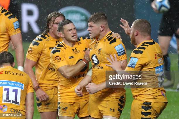 Jack Willis of Wasps celebrates with teammates after winning a turn over ball during the Gallagher Premiership Rugby final match between Exeter...