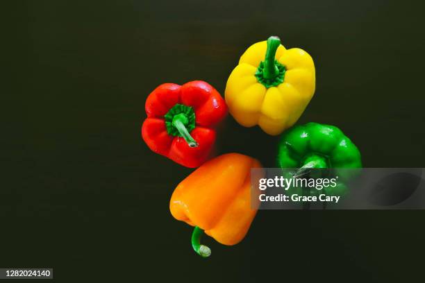 bell peppers - oranje paprika stockfoto's en -beelden