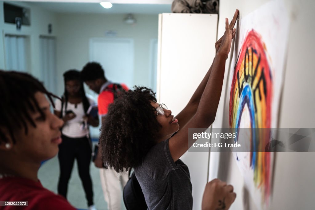 學生在牆上貼了一張關於 Lgbtqi 權利的海報