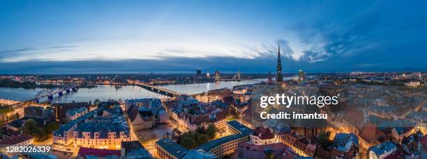 oude stad riga panorama na zonsondergang - latvia stockfoto's en -beelden