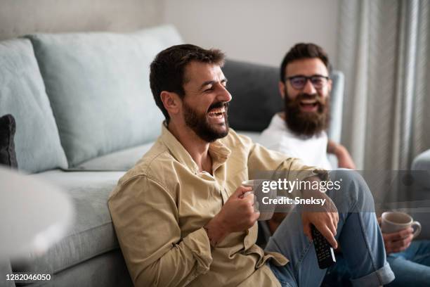 lachen mit ihrem freund - freundschaft männer stock-fotos und bilder