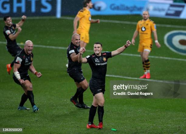 Joe Simmonds of Exeter Chiefs celebrates with team mates after kicking the last minute match winning penalty during the Gallagher Premiership Rugby...