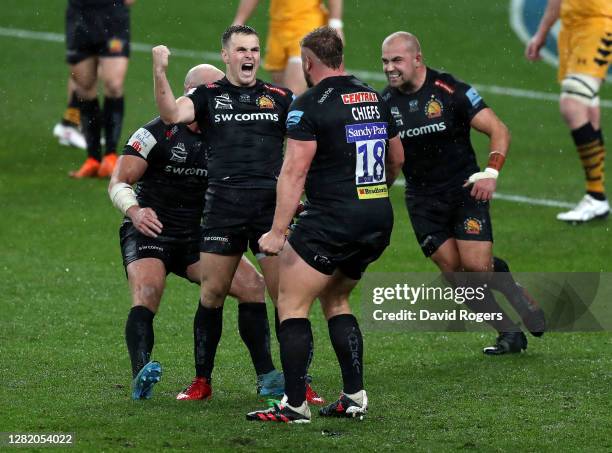 Joe Simmonds of Exeter Chiefs celebrates with team mates after kicking the last minute match winning penalty during the Gallagher Premiership Rugby...