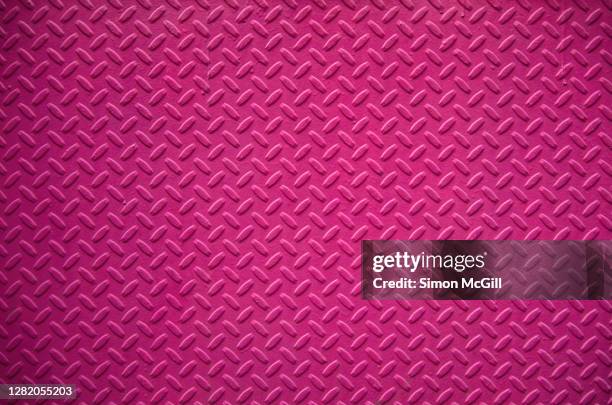 metal plate with cross-hatched design painted hot pink - warm roze stockfoto's en -beelden