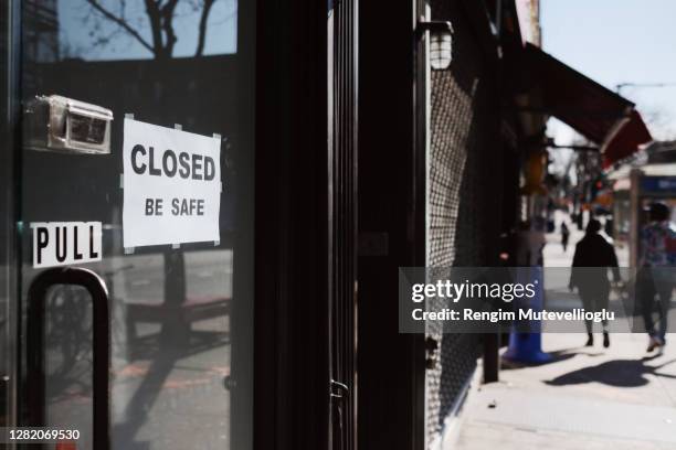 closed sign saying be safe - pandemic lockdown stock pictures, royalty-free photos & images