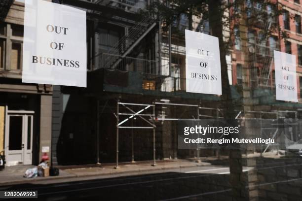 going out of business signs - faillissement stockfoto's en -beelden