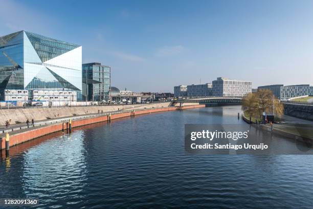 buildings alongside the spree river in mitte district in berlin - rio spree imagens e fotografias de stock