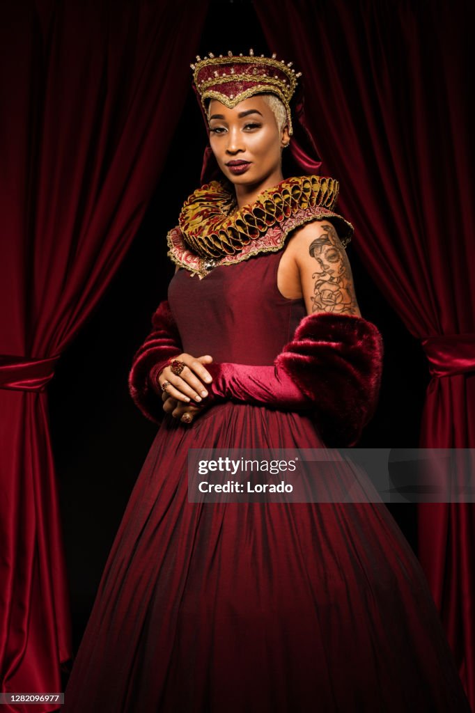 Portret van mooie Afrikaanse Vrouw van de Koningin in Europese kleding