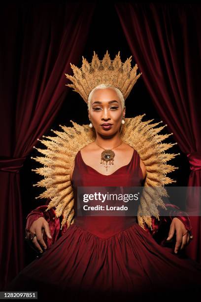porträtt av vackra afrikanska drottning kvinna i europeisk klänning - afroamerikansk kultur bildbanksfoton och bilder