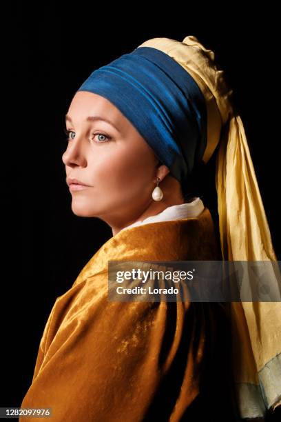 verticale de studio d’une fille avec une boucle d’oreille de perle - style renaissance photos et images de collection