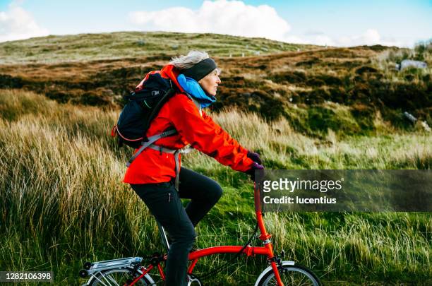 北ウイスト、スコットランドでのサイクリング - アウターヘブリディーズ ストックフォトと画像