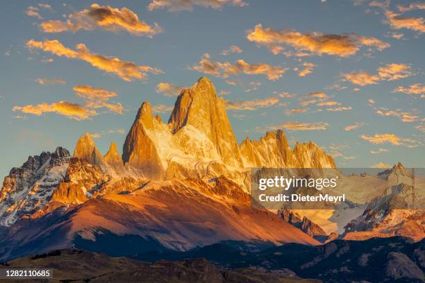 fitz roy mountain bei sonnenaufgang - berg cerro fitzroy stock-fotos und bilder