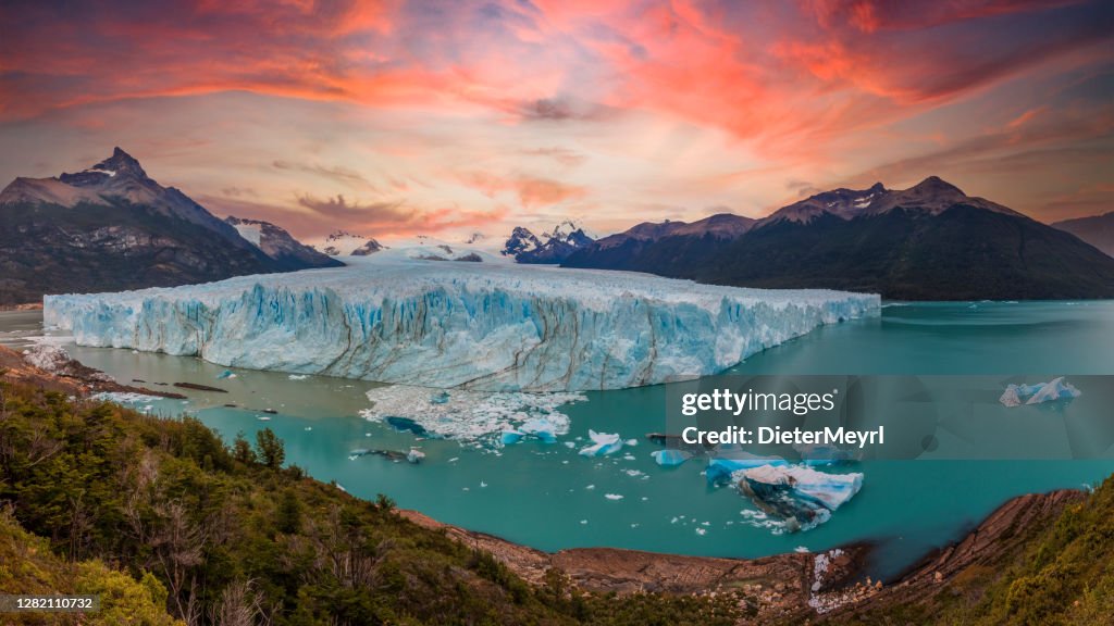 Amanecer en el Glaciar Perito Moreno en Patagonia, Argentina