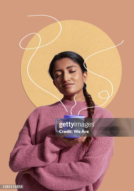 woman smelling coffee - coffee relax stockfoto's en -beelden