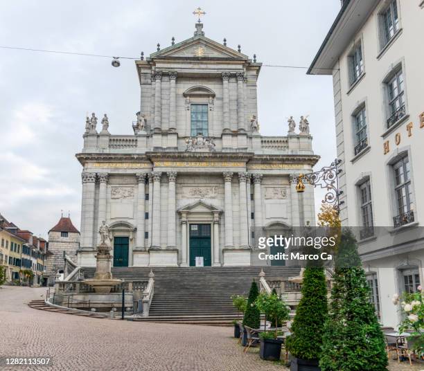 uitzicht op de gevel van de st. ursen kathedraal in solothurn - solothurn stockfoto's en -beelden