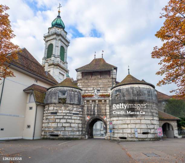 de baseltor en de toren van de st. ursus kathedraal op een herfstdag in solothurn - solothurn stockfoto's en -beelden