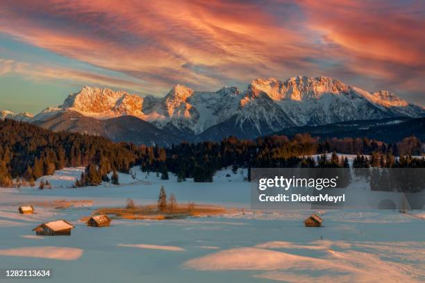 magic sunrise at alpine lake geroldsee - view to mount karwendel, garmisch partenkirchen - alpine lodge stock-fotos und bilder