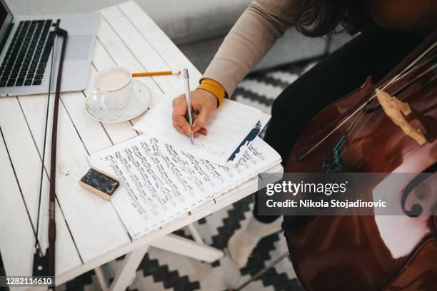 cellist samenstellen - singer songwriter stockfoto's en -beelden