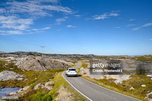 car driving along golden road on isle of harris - insel harris stock-fotos und bilder