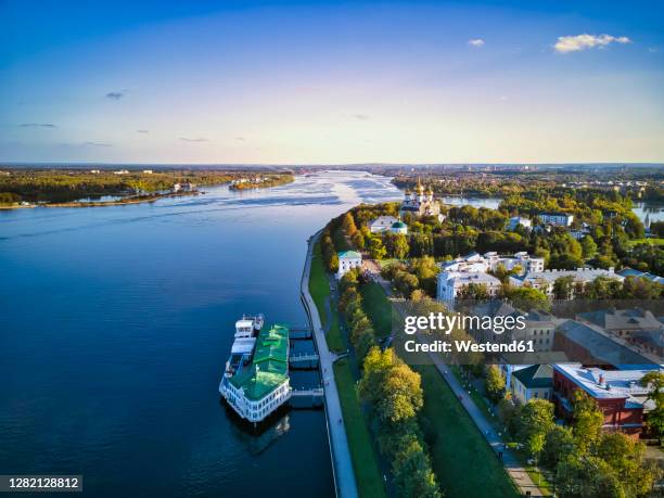 drone shot of embankment at volga river against sky, yaroslavl, russia - yaroslavl stock pictures, royalty-free photos & images