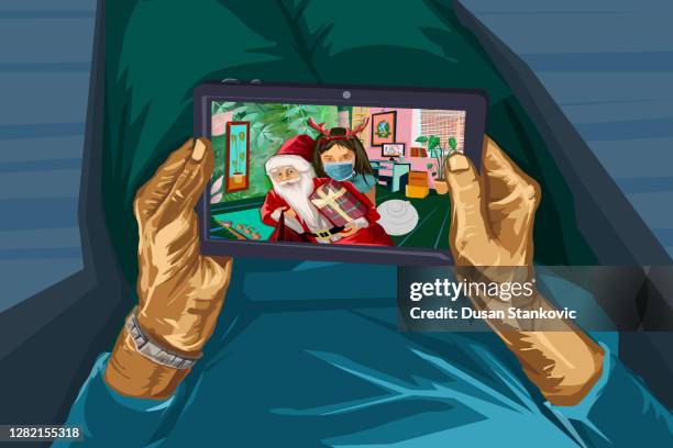 stockillustraties, clipart, cartoons en iconen met oma in quarantaine die online met haar kleindochter op kerstmis spreekt - 80 89 jaar