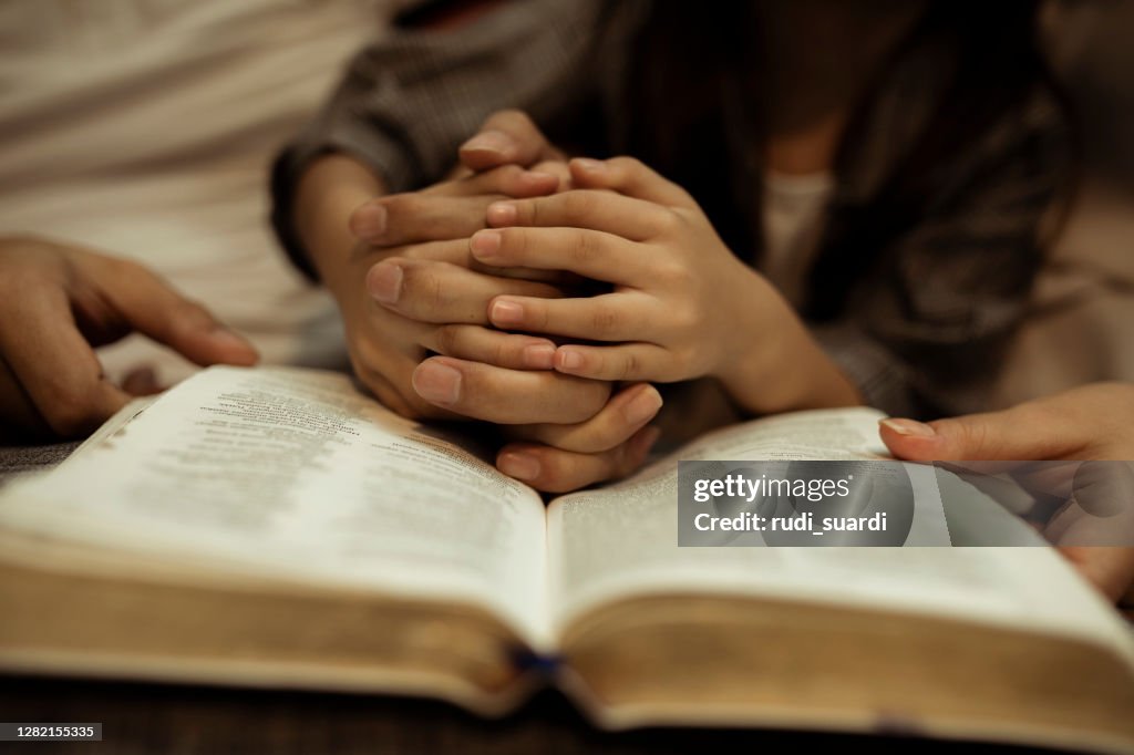 Un bambino che legge la Sacra Bibbia