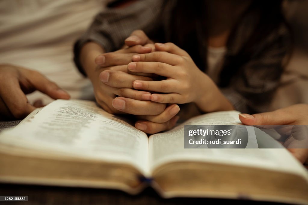 Uma criança lendo a Bíblia sagrada
