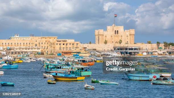 boote vor der zitadelle von qaitbay, alexandria, ägypten - alexandria egypt stock-fotos und bilder