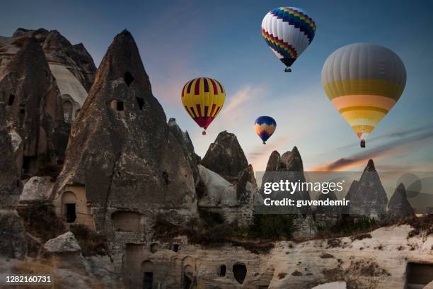 ballons à air chaud colorés volant au-dessus de cappadoce le matin - cheminée de fée photos et images de collection