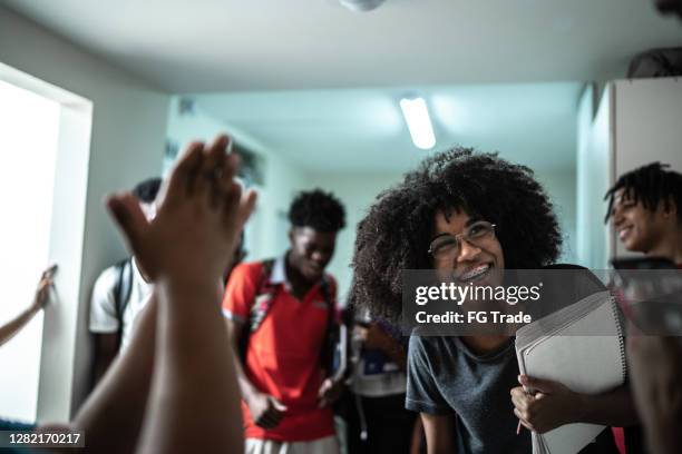 studenten die/het vieren in de universitaire gang dansen - campus party stockfoto's en -beelden