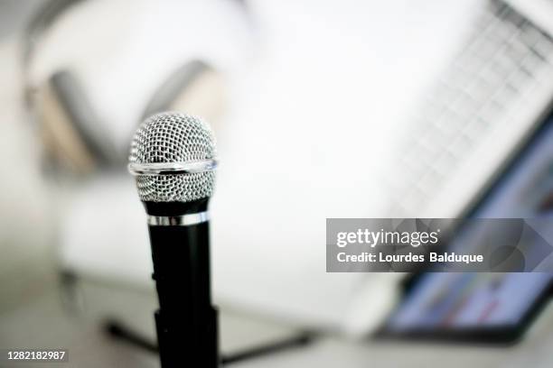 high angle view of microphone, headphones and laptop on table - the school musical premiere stockfoto's en -beelden