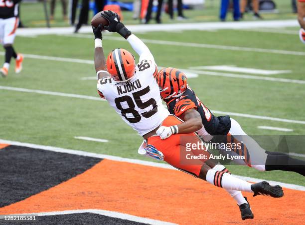 David Njoku of the Cleveland Browns makes a touchdown reception against the Cincinnati Bengals during the second half at Paul Brown Stadium on...