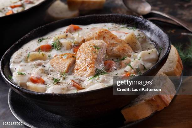 butter poached lachs chowder mit kartoffeln, karotten und frischem dill - pochiert stock-fotos und bilder