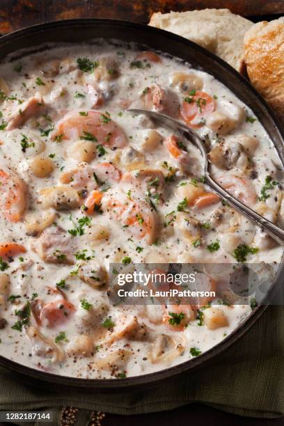 seafood chowder with shrimp, bay scallops, clams and salmon - new england clam chowder imagens e fotografias de stock