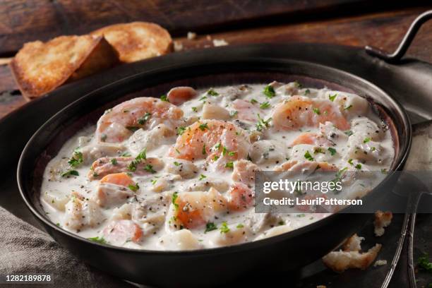 meeresfrüchte chowder mit garnelen, bay scallops, muscheln und lachs - new england clam chowder stock-fotos und bilder