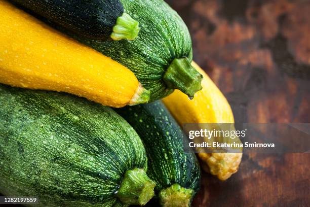 fresh yellow and green zucchini and squash - courgette stock-fotos und bilder