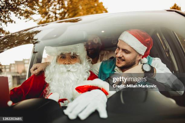 maak je klaar voor oudejaarsavond en de gekste nacht - happy jonge mensen hebben een gek feest met de kerstman in hun auto - het nieuwjaarsfeest kan beginnen - happy santa claus over white blank stockfoto's en -beelden